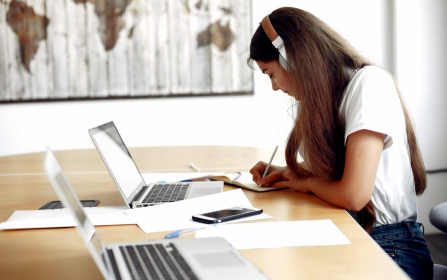 Grupo de estudiantes practicando secuencias de yoga vespertino en ambiente grupal
